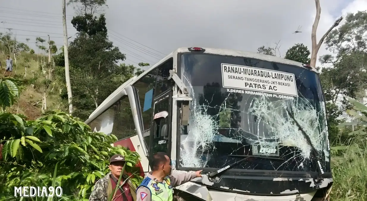 Terhalang Kabut, Bus Ranau Indah Terjun ke Jurang 50 Meter di Jalan Lintas Liwa