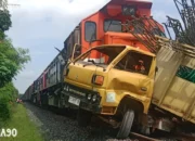Kecelakaan Maut: Truk Engkel Bertabrakan dengan Kereta di Perlintasan Merak Batin Natar