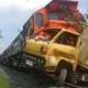 Kecelakaan Maut: Truk Engkel Bertabrakan dengan Kereta di Perlintasan Merak Batin Natar