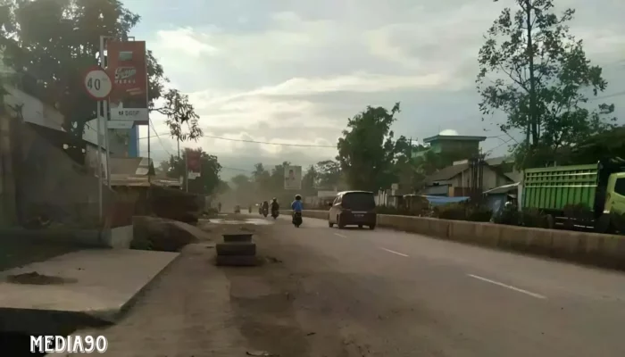 Keluhan Warga Panjang Bandar Lampung: Jalan Rusak dan Licin karena Stockpile Batubara