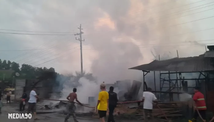 Korsleting Picu Kebakaran Panglong Kayu dan Bengkel Simpan BBM di Tanjung Bintang, Damkar Lampung Selatan Turun Tangan