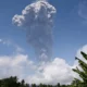 Gunung Ibu Beraksi: Abu Vulkanik Tersebar Hingga 5 Kilometer