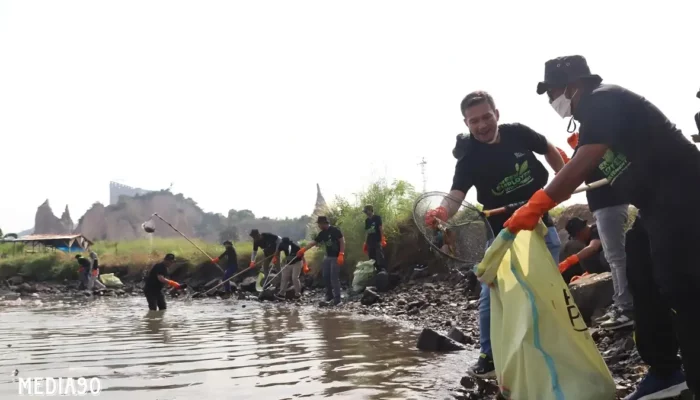 PLN dan Mahasiswa Darmajaya Bersatu Bersihkan Pantai Gunung Kunyit di Hari Lingkungan Hidup