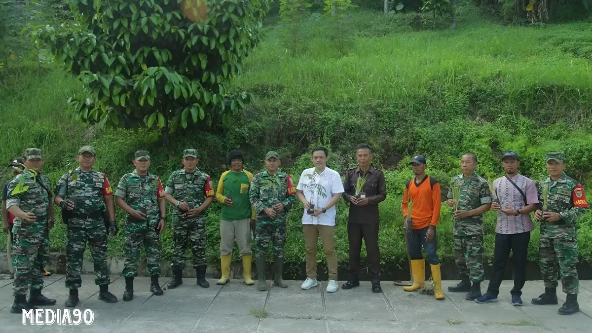 Humas Universitas Malahayati Bersama Babinsa Koramil 410-02TBS Tanam Pohon di Kampus