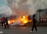 Menjelang Magrib, Kebakaran Hebat Landa Panglong Kayu dan Bengkel Penyimpanan BBM di Tanjung Bintang