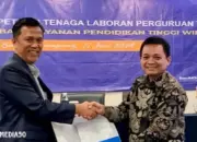 Dekan FSIP Universitas Teknokrat Indonesia, Dr. Heri Kuswoyo, Menerima SK Lektor Kepala dari LLDikti Wilayah II