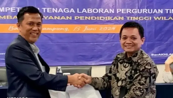 Dekan FSIP Universitas Teknokrat Indonesia, Dr. Heri Kuswoyo, Menerima SK Lektor Kepala dari LLDikti Wilayah II