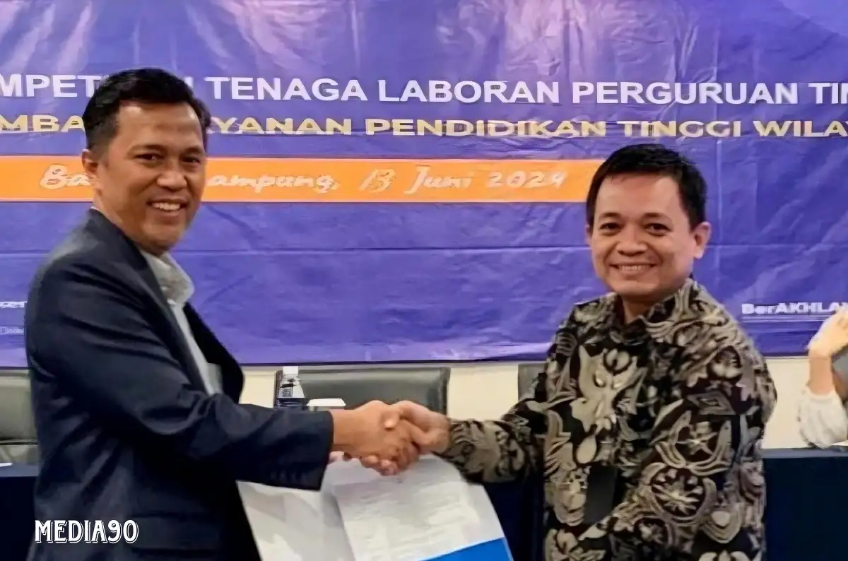 Dekan FSIP Universitas Teknokrat Indonesia Dr. Heri Kuswoyo Terima SK Lektor Kepala dari LLDikti Wilayah II
