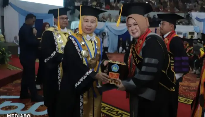 Pengajar Manajemen IIB Darmajaya Raih Predikat Lulusan Terbaik Ketiga di Wisuda Unila