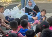 Hari Anak, Tim Pemenangan Cagub Lampung Rahmat Mirzani Djauzal Bagikan Susu dan Biskuit ke Anak di Bandar Lampung