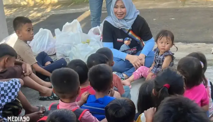 Hari Anak Nasional, Tim Pemenangan Cagub Lampung Rahmat Mirzani Djauzal Distribusikan Susu dan Biskuit kepada Anak-anak di Bandar Lampung