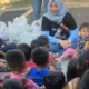Hari Anak, Tim Pemenangan Cagub Lampung Rahmat Mirzani Djauzal Bagikan Susu dan Biskuit ke Anak di Bandar Lampung