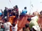 Nelayan Serbu Barang Berhamburan di Perairan Ketapang Lampung Selatan Milik KMP Glory Indah Surabaya yang Karam