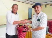 Polinela Dampingi Petani Sawit di Lampung Selatan Kendalikan Hama Kumbang Tanduk