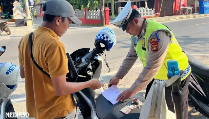 Patuh 2024: Polres Pesisir Barat Tegur Tujuh Pengendara yang Melanggar, Satu Pengendara Ditilang