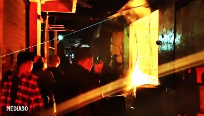 Kebakaran Hebat Hanguskan Lima Kios di Pasar Gadingrejo Pringsewu, Kerugian Capai Rp300 Juta
