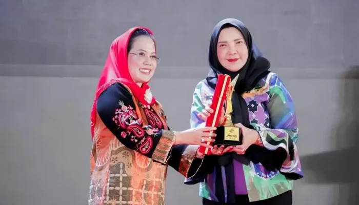 Wali Kota Bandar Lampung Eva Dwiana Raih Penghargaan Sebagai Pembina Koperasi Unggulan