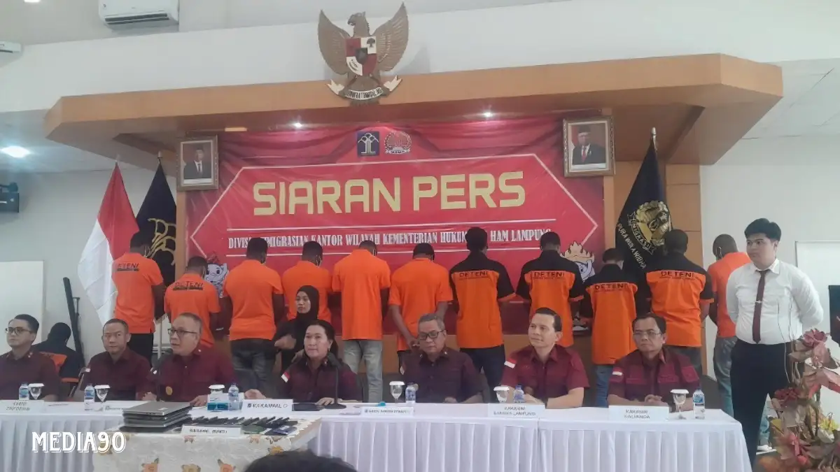 Terlibat Penipuan Love Scamming di Lampung Timur, Petugas Imigrasi Putuskan Deportasi dan Cekal 12 Warga Nigeria ini