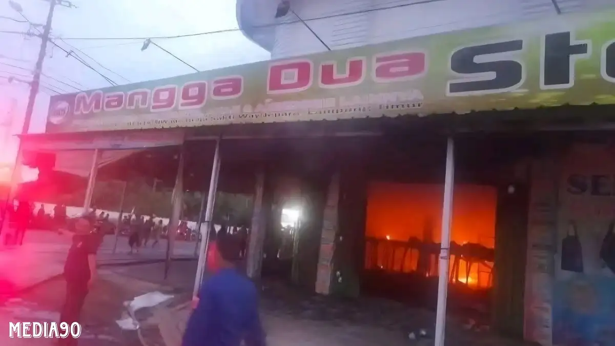 Jumat Dinihari, Toko Pakaian Mangga Dua Store di Way Jepara Lampung Timur Ludes Terbakar