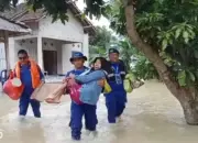 Polairud Lampung Selatan Evakuasi Sejumlah Warga Terdampak Banjir di Bandar Agung Sragi