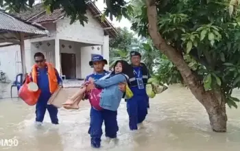 Polairud Lampung Selatan Evakuasi Sejumlah Warga Terdampak Banjir di Bandar Agung Sragi