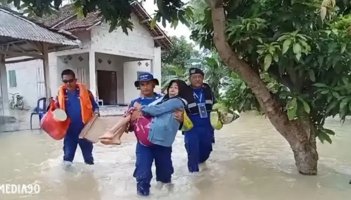 Polairud Lampung Selatan Selamatkan Warga Terdampak Banjir di Bandar Agung, Sragi