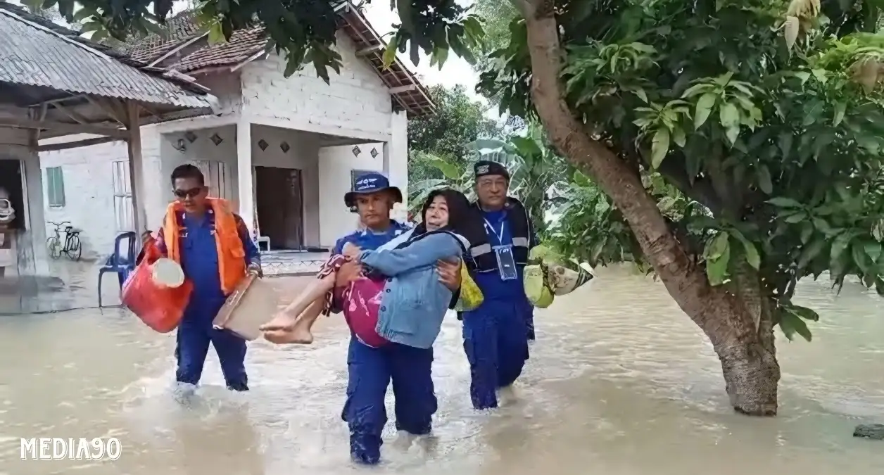 Polairud Lampung Selatan Evakuasi Sejumlah Warga Terdampak Banjir di Bandar Agung Sragi