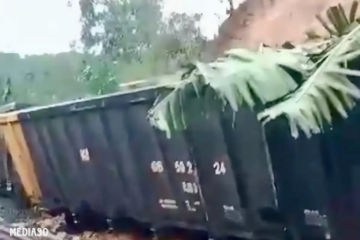 Tertimpa Tanah Longsor, Kereta Babaranjang Keluar dari Jalur Rel di Panjang Bandar Lampung