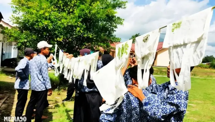 Bangun Kreativitas Siswa, SMPN Satu Atap 1 Rawajitu Timur Kreasikan Eco Print pada Tote Bag