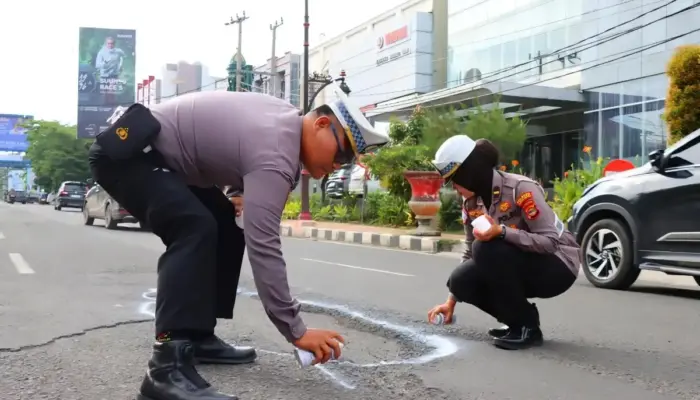 Polresta Bandar Lampung Tindak Cepat: Jalan Rusak Ditandai dengan Cat Semprot