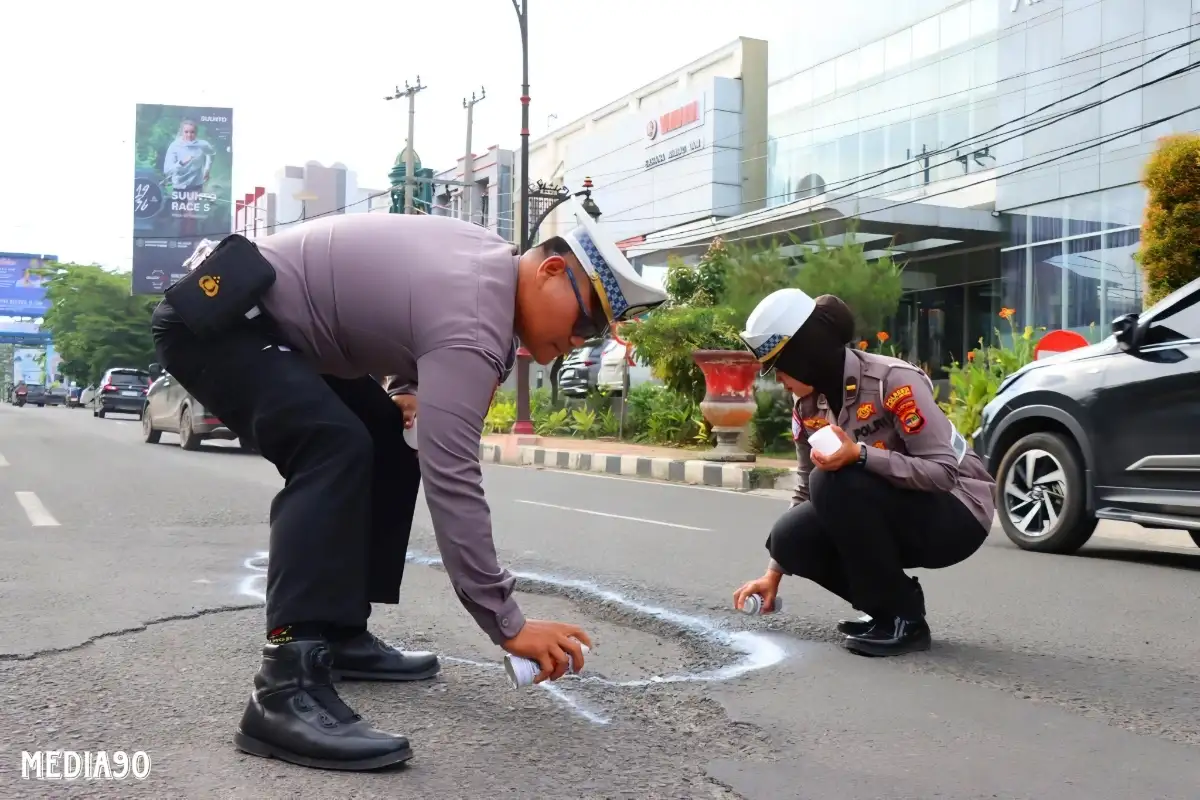 Hati-Hati, Polresta Bandar Lampung Tandai Jalan Rusak dan Berlubang Pakai Cat Semprot