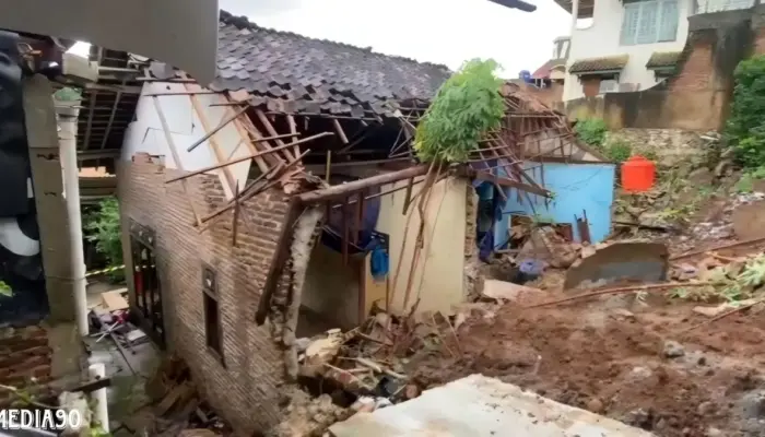 Pasangan Suami Istri di Gedong Air Tewas Akibat Longsor Saat Hujan Deras Guyur Bandar Lampung