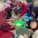 Inovasi Pangan Berkelanjutan, Mahasiswa KKN Unila Latih Warga Negeri Ratu Lampung Utara Pembuatan Tepung Mokaf