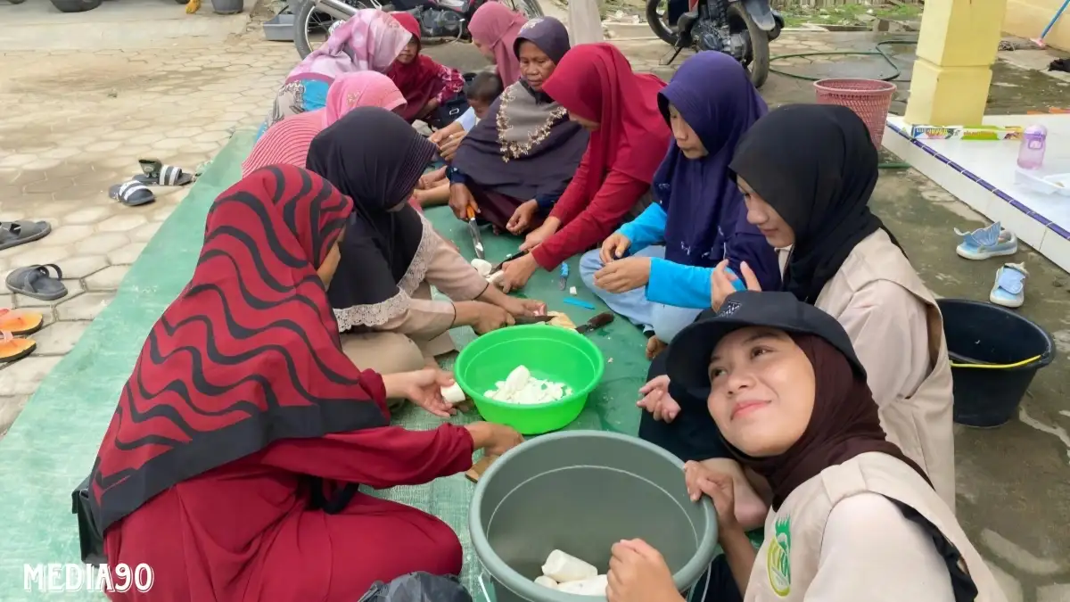 Inovasi Pangan Berkelanjutan, Mahasiswa KKN Unila Latih Warga Negeri Ratu Lampung Utara Pembuatan Tepung Mokaf