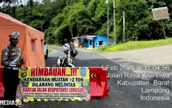 Jalan di Km 22 Pekon Kubu Perahu Lampung Barat Amblas dan tak Aman, Polisi Batasi Kendaraan Lewat Jalur Krui-Liwa