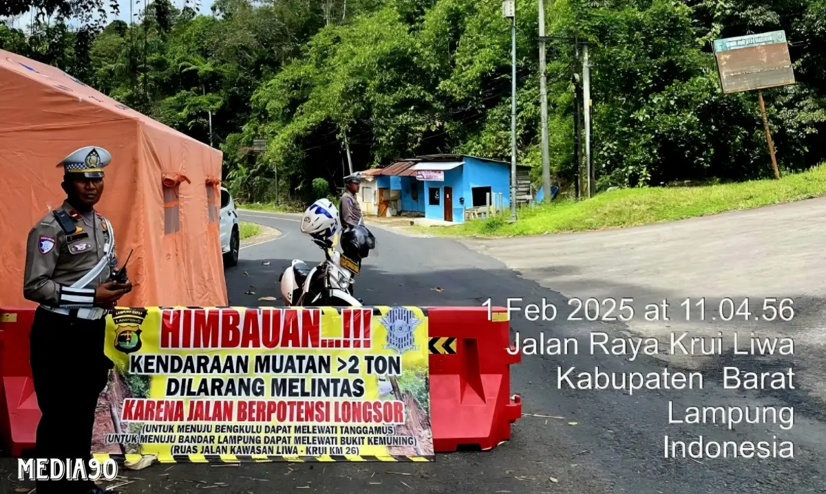 Jalan di Km 22 Pekon Kubu Perahu Lampung Barat Amblas dan tak Aman, Polisi Batasi Kendaraan Lewat Jalur Krui-Liwa