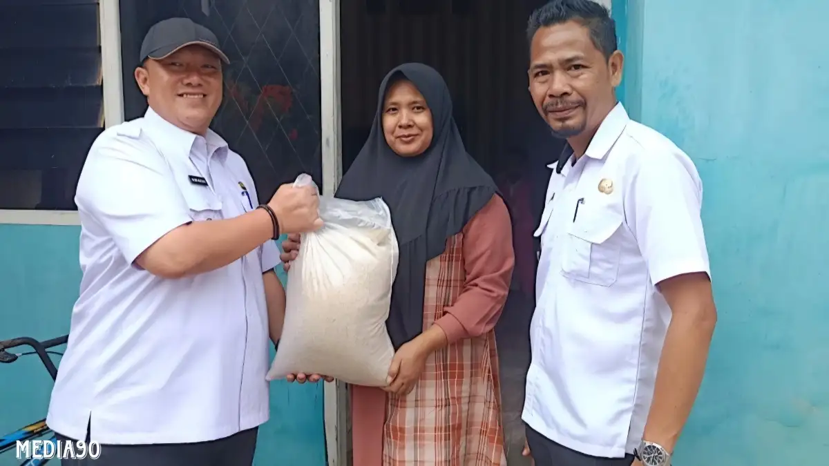 Pemkot Bandar Lampung Salurkan 107,6 Ton Beras ke Warga di 16 Kecamatan Terdampak Banjir