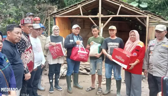 Banjir Terjang Tarahan: Puluhan Rumah Ambruk, Wakil Bupati Turun Langsung Salurkan Bantuan