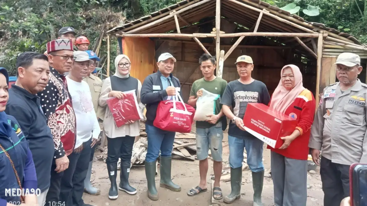 Puluhan Rumah Warga Tarahan Ambruk Diterjang Banjir, Wakil Bupati Gerak Cepat Beri Bantuan