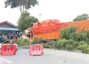 Rem Blong, Truk Fuso Muatan Kayu Tabrak Pohon di Pelabuhan Bakauheni, Kernet Asal Lampung Timur Meninggal