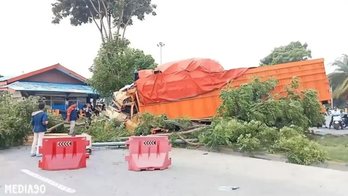 Rem Blong, Truk Fuso Muatan Kayu Tabrak Pohon di Pelabuhan Bakauheni, Kernet Asal Lampung Timur Meninggal