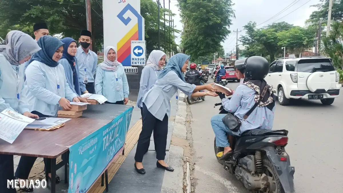 Bank Lampung Bagikan Takjil Gratis Selama Ramadan di Seluruh Kantor Operasional