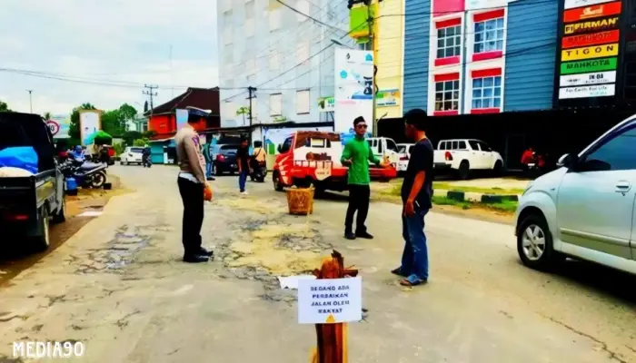 Pemuda Pringsewu Gelar Aksi Perbaikan Jalan Akibat Rusak dan Banyaknya Kecelakaan