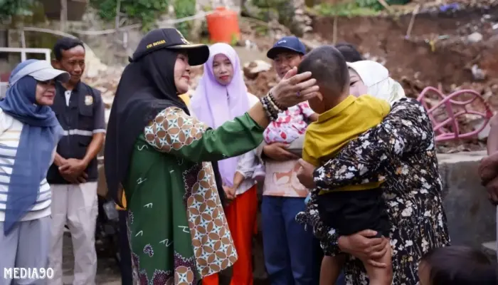 Wali Kota Bandar Lampung Salurkan Beasiswa dan Perbaiki Rumah Korban Longsor di Gedong Air