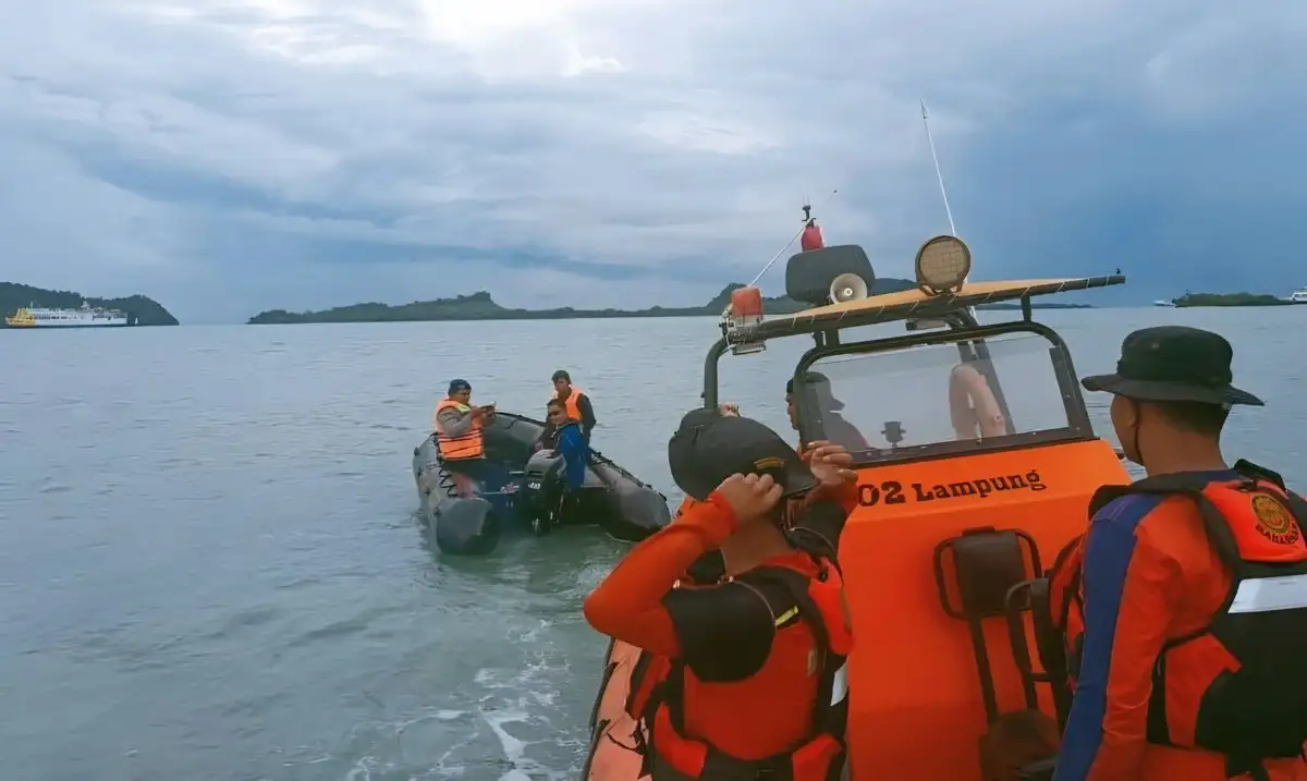 Penumpang KMP Mufidah Terjun ke Laut Bakauheni Belum Ditemukan, Tim SAR Lanjutkan Pencarian