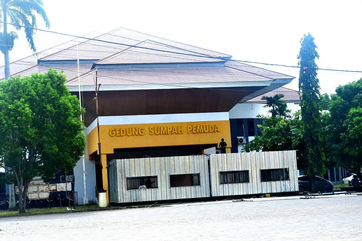 Ilegal dan Rusak Estetika GOR Sumpah Pemuda, KONI Lampung dan UPTD PKOR Desak Posko Tim Bhayangkara FC Segera Dipindah