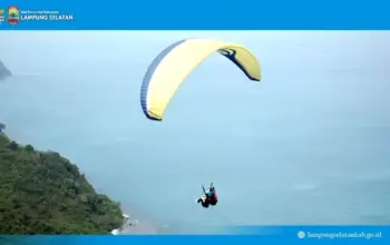 Jajal Wisata Paralayang di Batu Alif Bakauheni, Utusan Khusus Presiden ini Sebut Magnet Wisata Baru Lampung Selatan