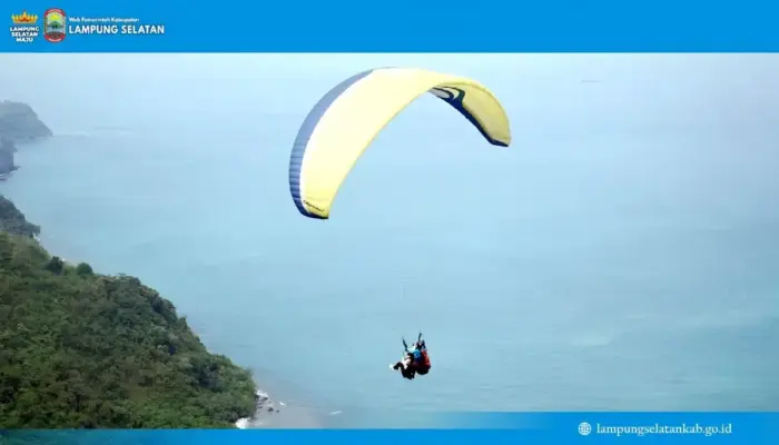 Utusan Khusus Presiden Nikmati Paralayang di Batu Alif, Sebut Destinasi Unggulan Baru Lampung Selatan